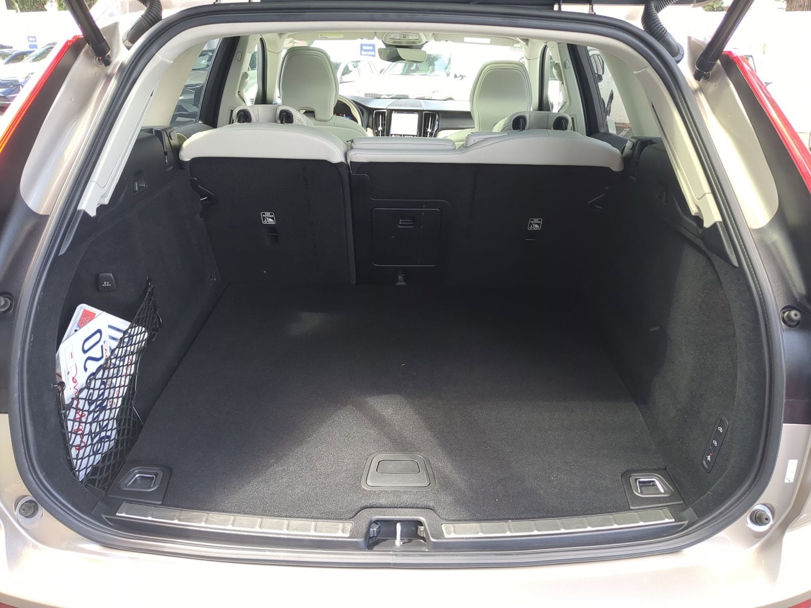 2023 Volvo XC60 Recharge Plug-In Hybrid Ultimate Dark photo 5