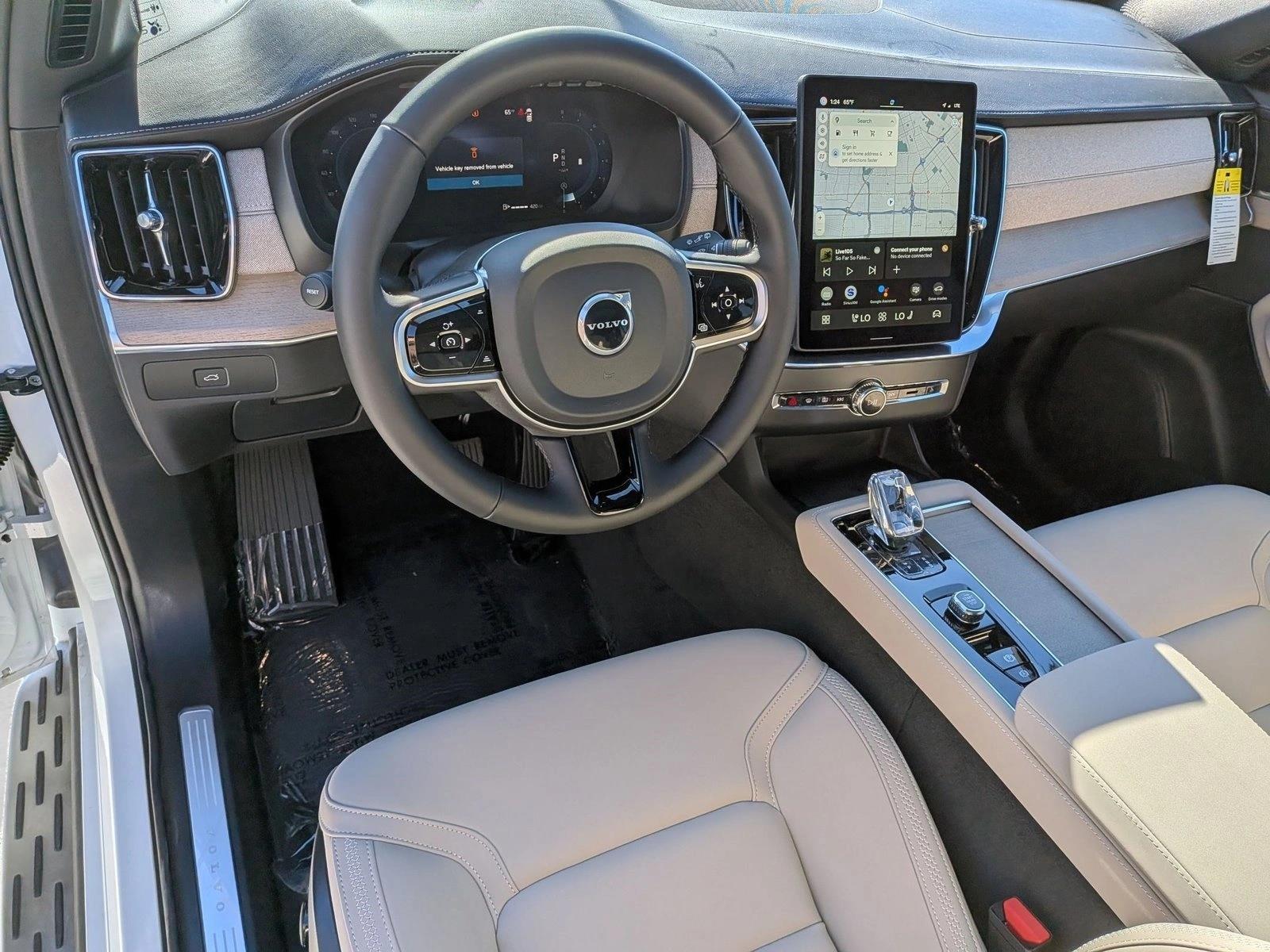 2025 Volvo XC90 Core photo 3
