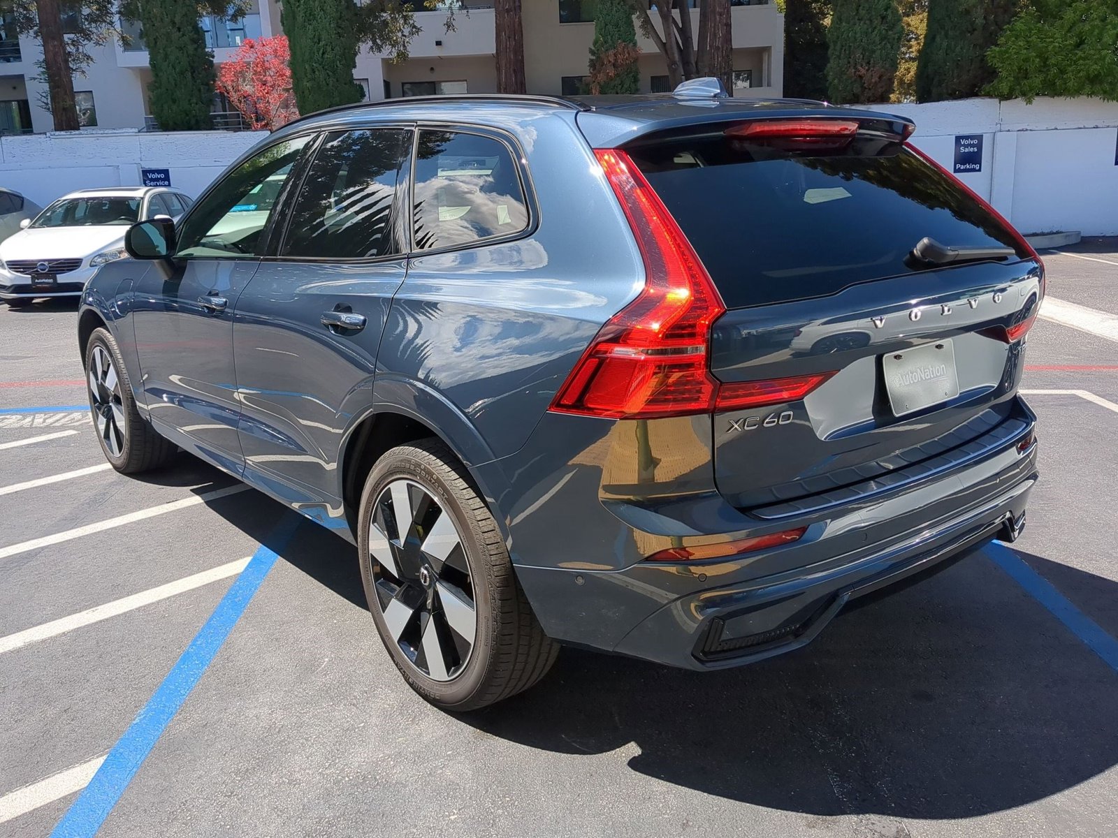 2025 Volvo XC60 plug-in hybrid T8 Plus photo 3