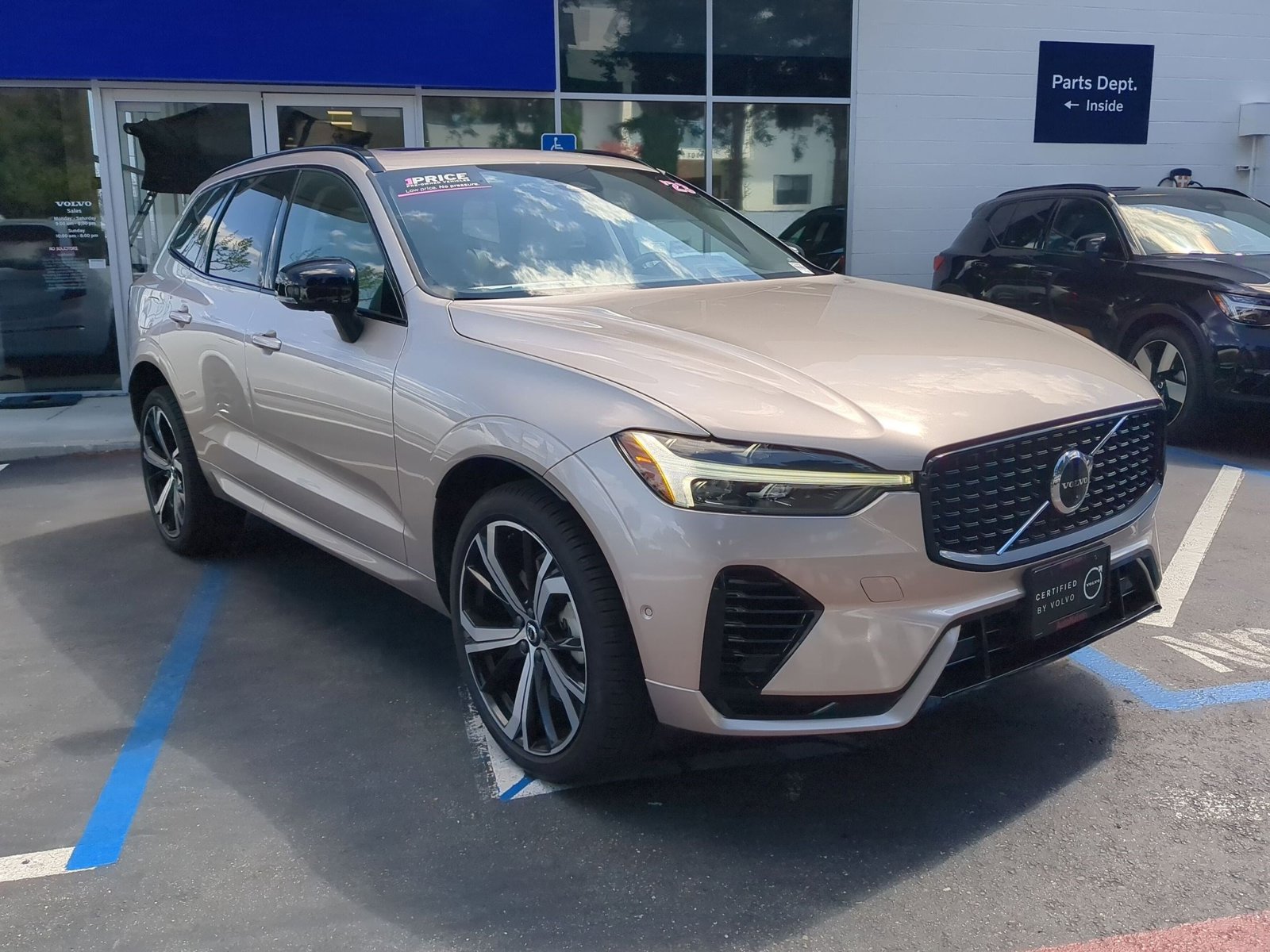 2023 Volvo XC60 Recharge Plug-In Hybrid Ultimate Dark photo 2