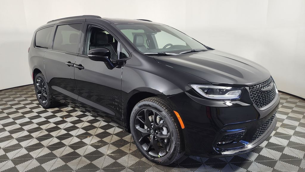 New 2026 Chrysler Pacifica LIMITED AWD Passenger Van