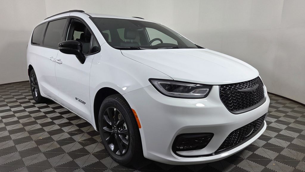 2025 Chrysler Pacifica Select's photo