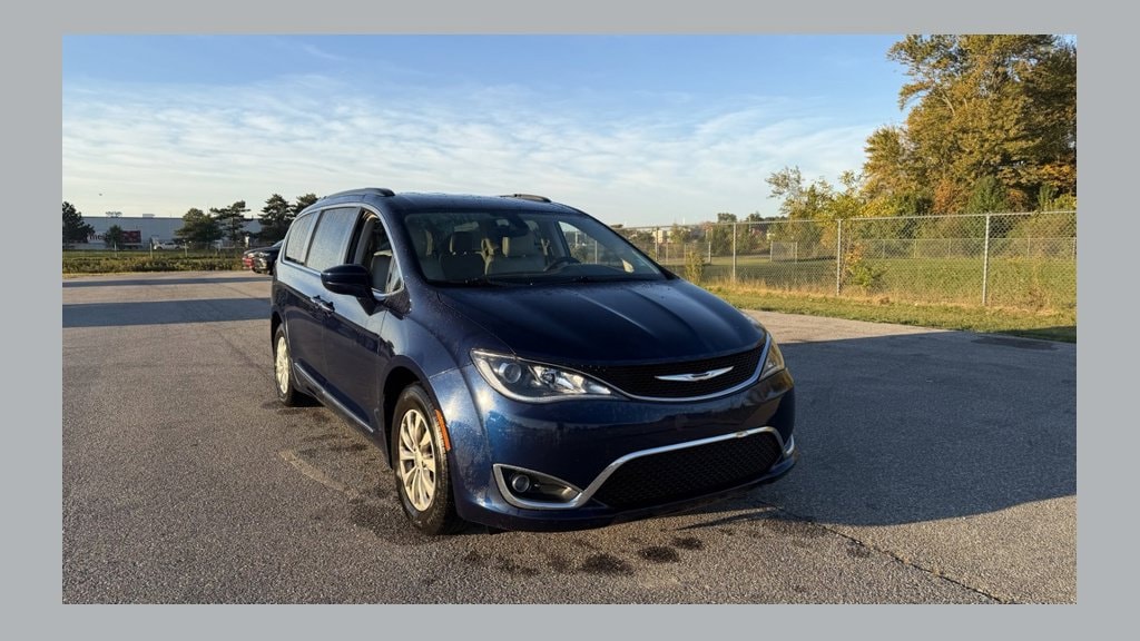 Used 2017 Chrysler Pacifica Touring-L with VIN 2C4RC1BG1HR578561 for sale in Midland, MI