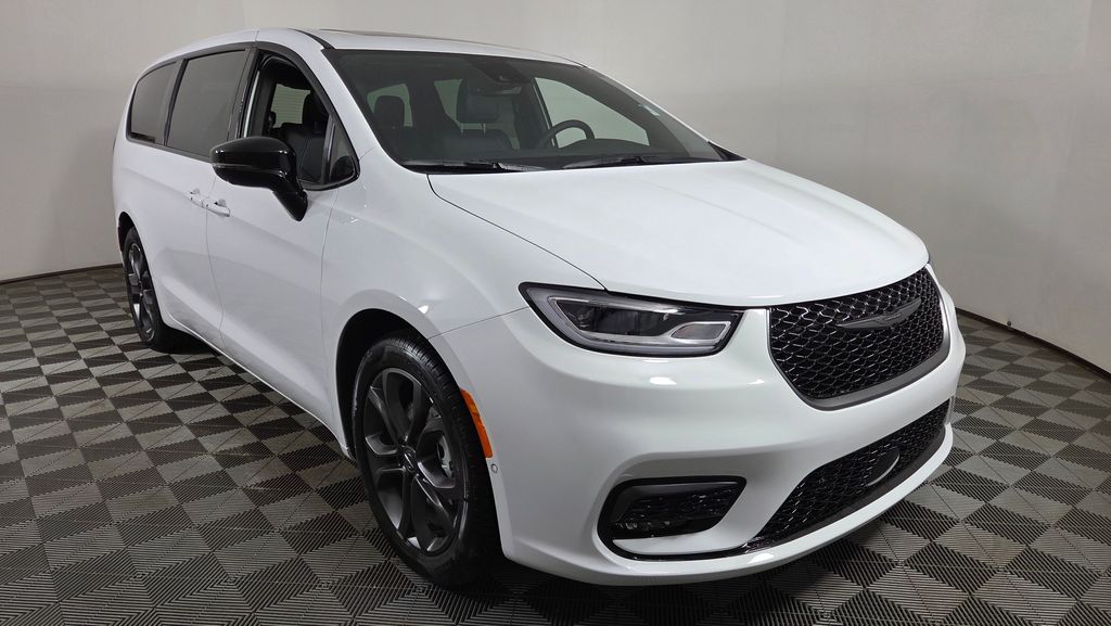 2026 Chrysler Pacifica Select's photo