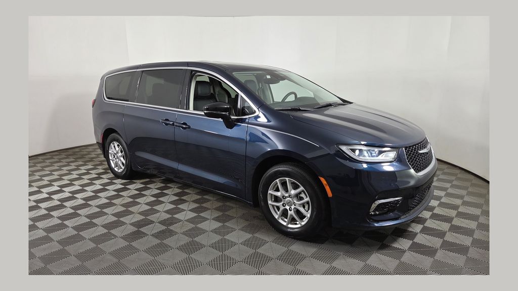 2024 Chrysler Pacifica Touring L's photo