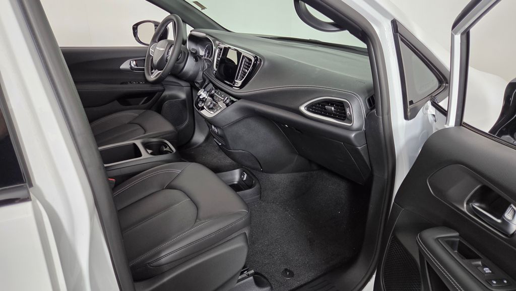 2025 Chrysler Pacifica Select - Photo 38