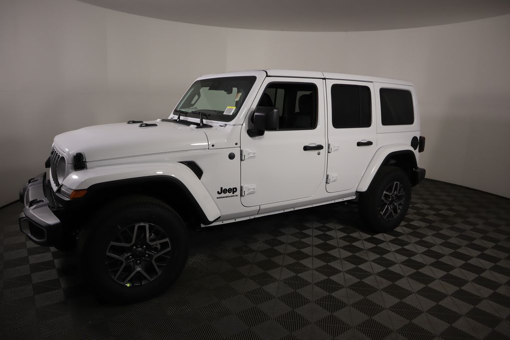 2025 Jeep Wrangler Sahara photo 3
