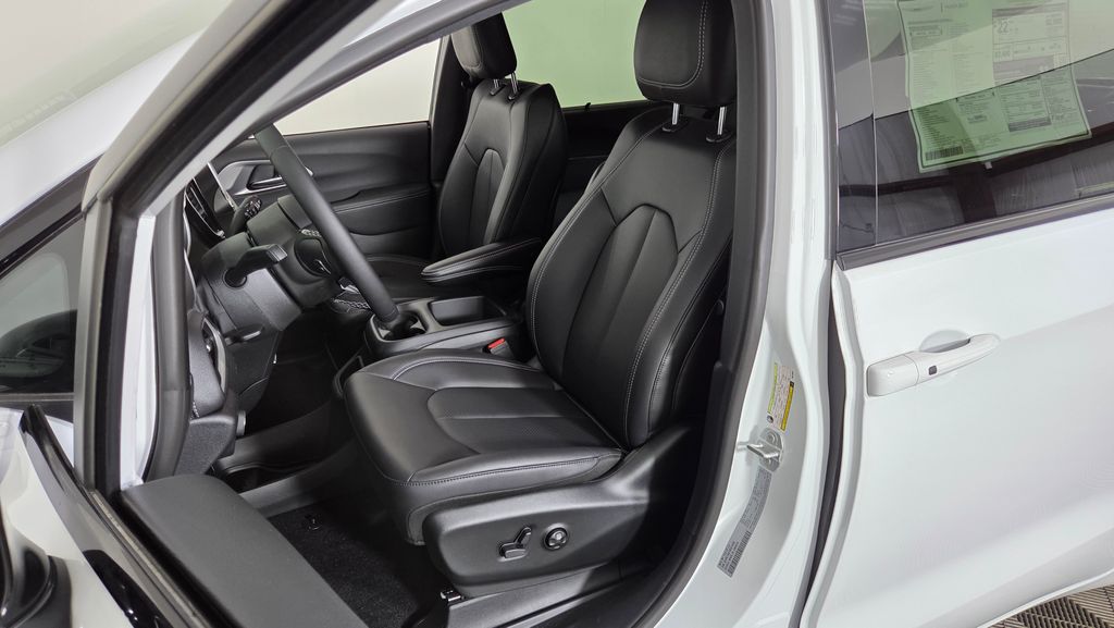 2025 Chrysler Pacifica Select - Photo 15