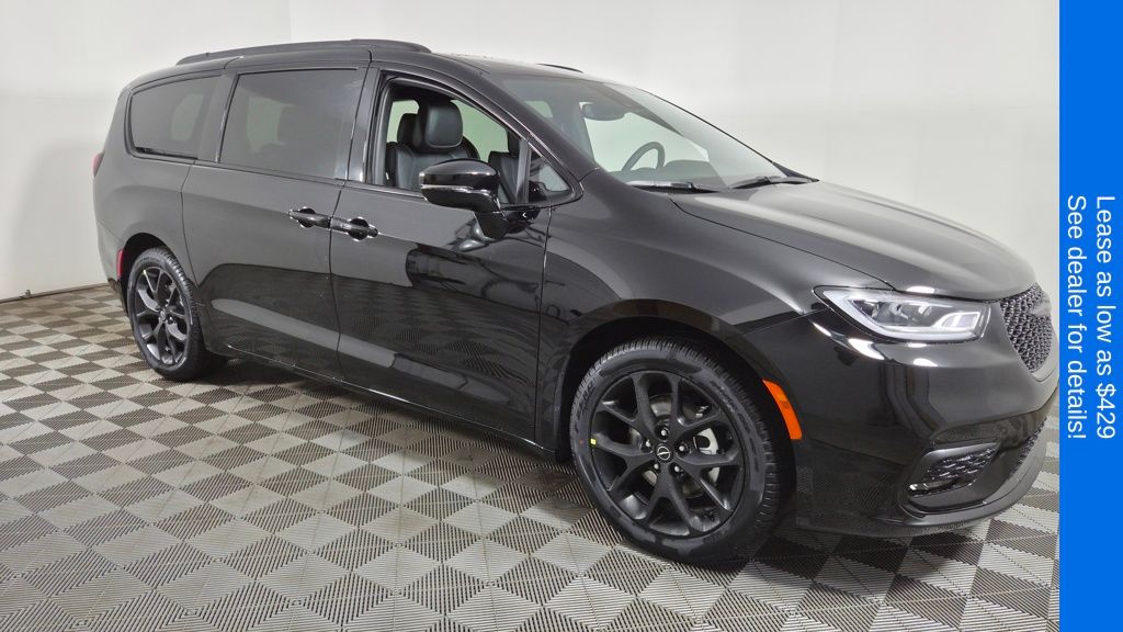 2026 Chrysler Pacifica Select's photo