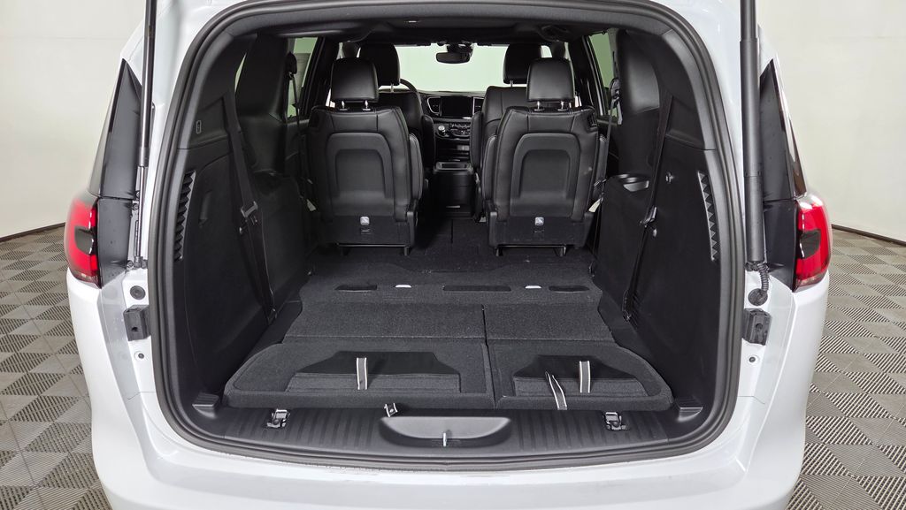 2026 Chrysler Pacifica Select - Photo 10