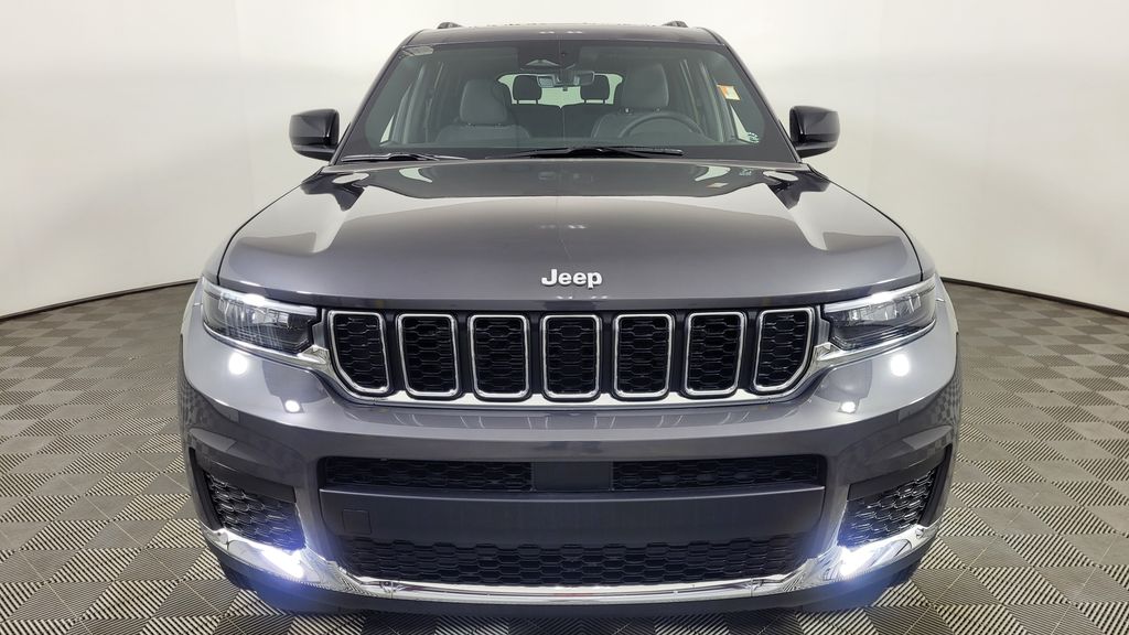 2025 Jeep Grand Cherokee Laredo photo 2
