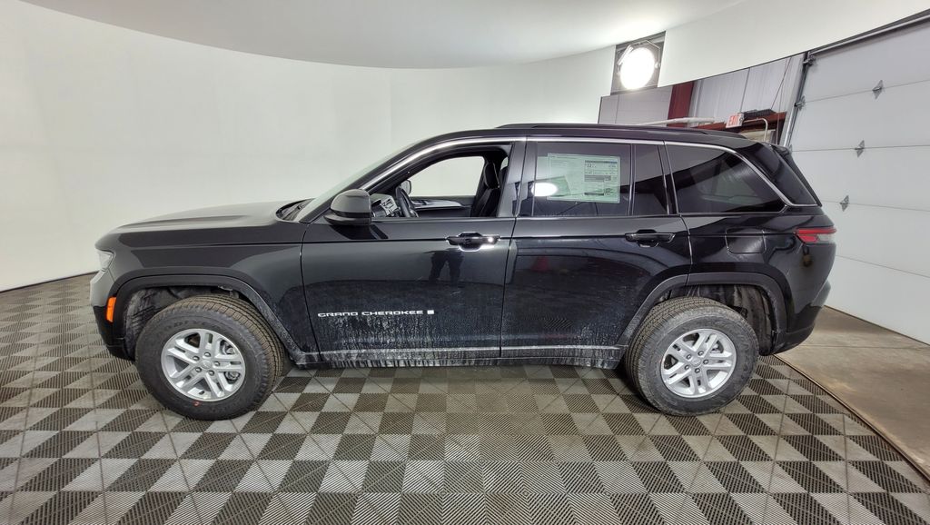 2025 Jeep Grand Cherokee Laredo photo 4