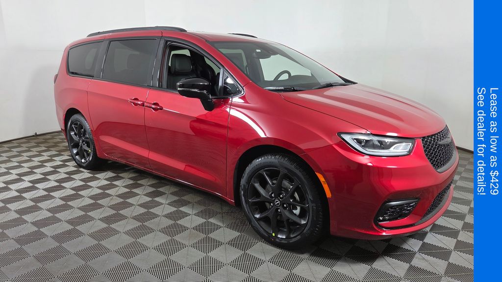 2026 Chrysler Pacifica Select's photo