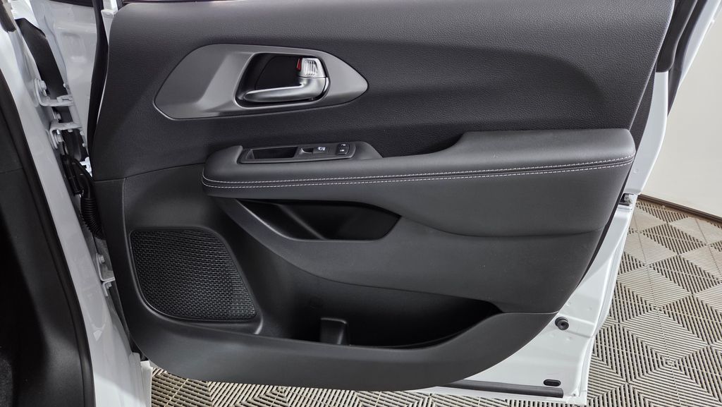 2025 Chrysler Pacifica Select - Photo 37