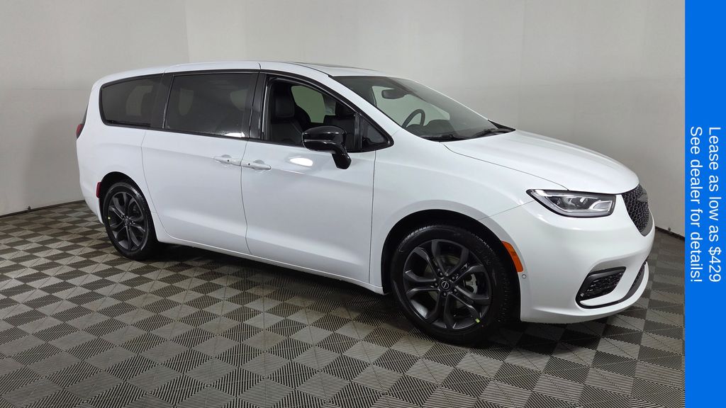 2026 Chrysler Pacifica Select's photo