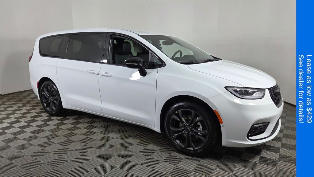 2026 Chrysler Pacifica Select's photo