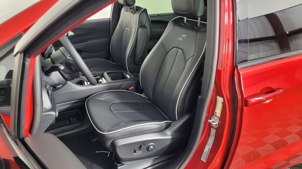 2026 Chrysler Pacifica Limited - Photo 15