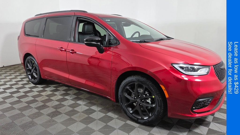 2026 Chrysler Pacifica Select's photo