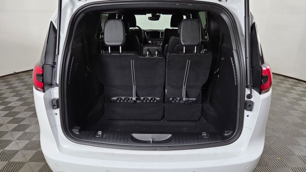 2025 Chrysler Pacifica Select - Photo 9