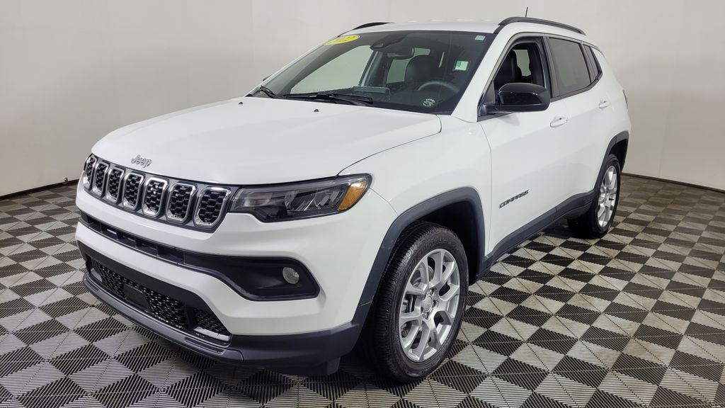 2024 Jeep Compass Latitude Lux photo 3