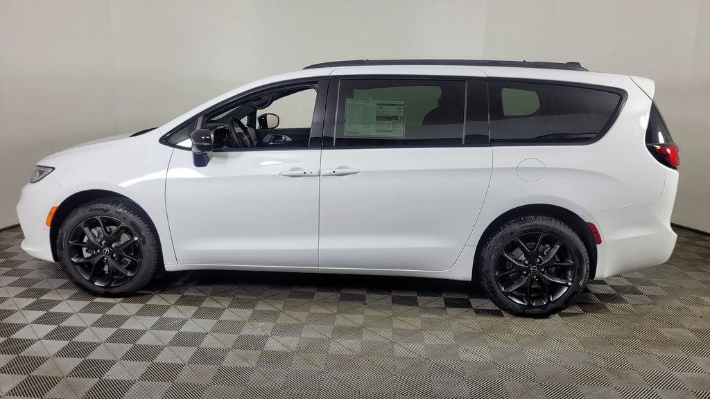 2026 Chrysler Pacifica Limited photo 4