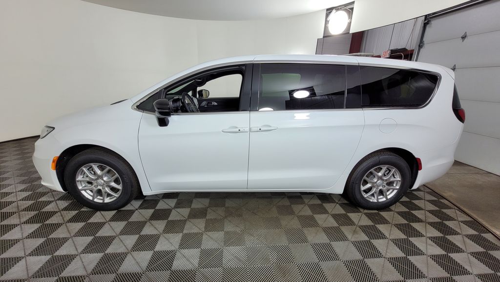 2026 Chrysler Pacifica photo 4