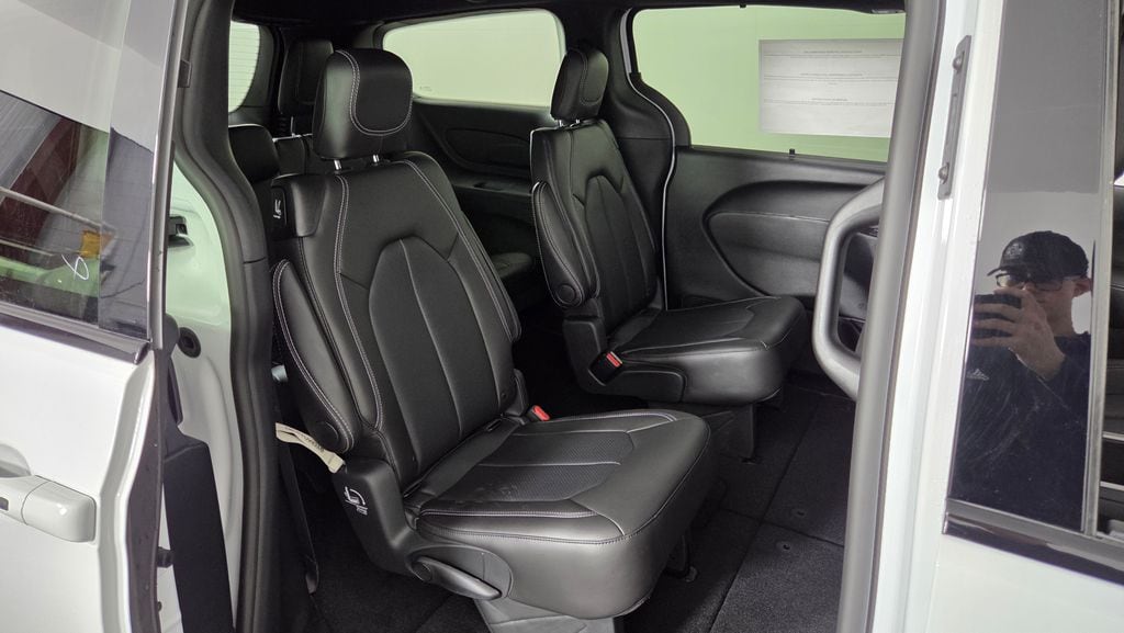 2026 Chrysler Pacifica Select - Photo 33