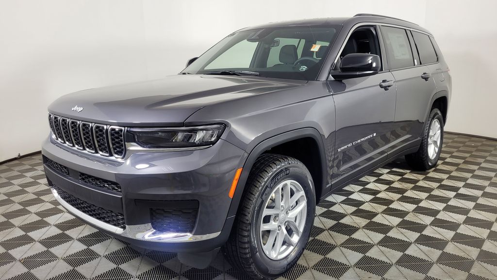 2025 Jeep Grand Cherokee Laredo photo 3