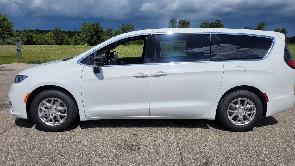 2026 Chrysler Pacifica photo 4