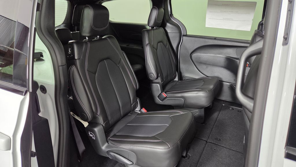 2025 Chrysler Pacifica Select - Photo 33