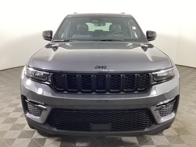 2025 Jeep Grand Cherokee Limited photo 2