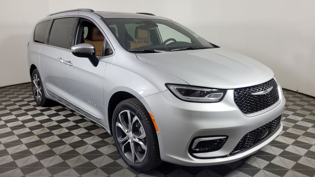 2026 Chrysler Pacifica Pinnacle's photo