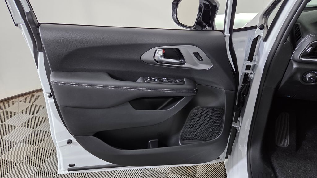 2025 Chrysler Pacifica Select - Photo 13