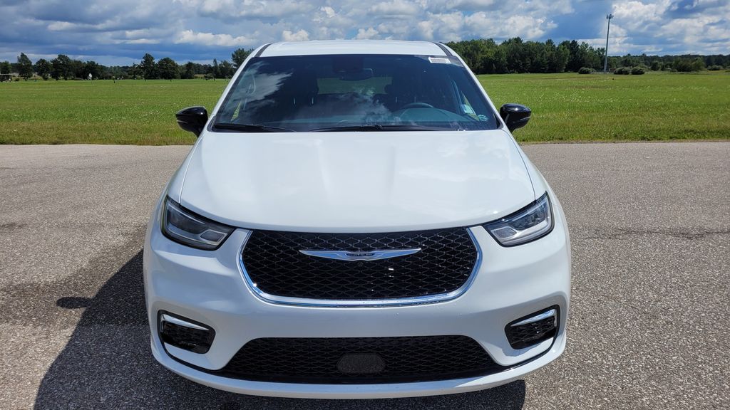 2026 Chrysler Pacifica photo 2