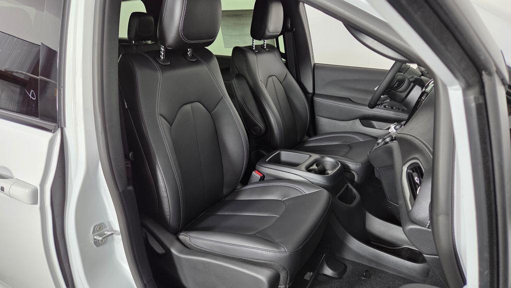 2026 Chrysler Pacifica Select - Photo 38