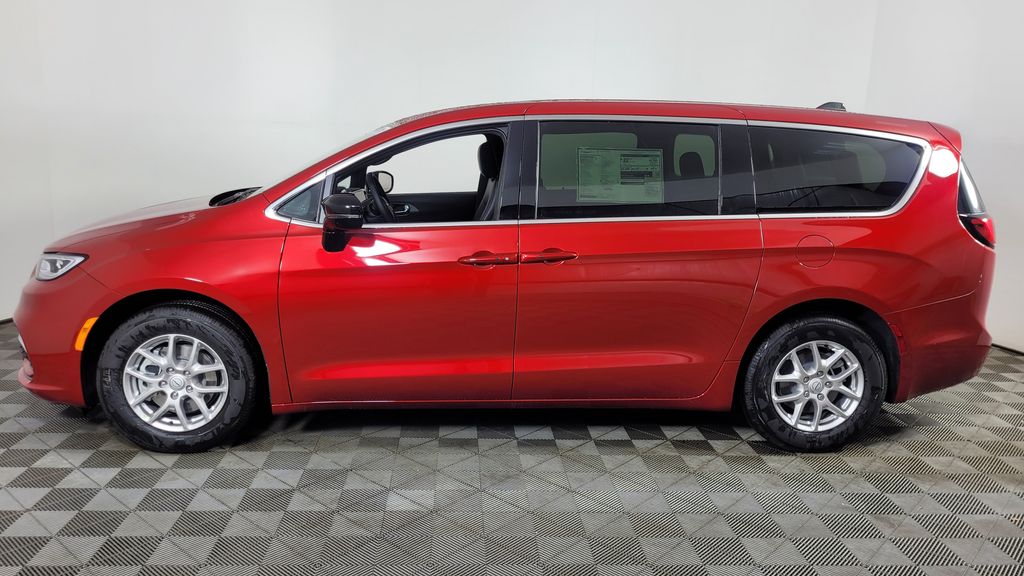 2026 Chrysler Pacifica photo 4