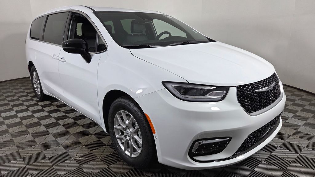 2025 Chrysler Pacifica Select's photo