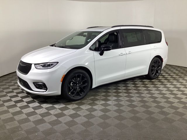 2025 Chrysler Pacifica Limited photo 3
