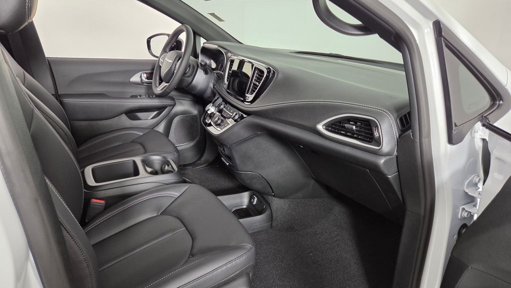 2026 Chrysler Pacifica Select - Photo 37