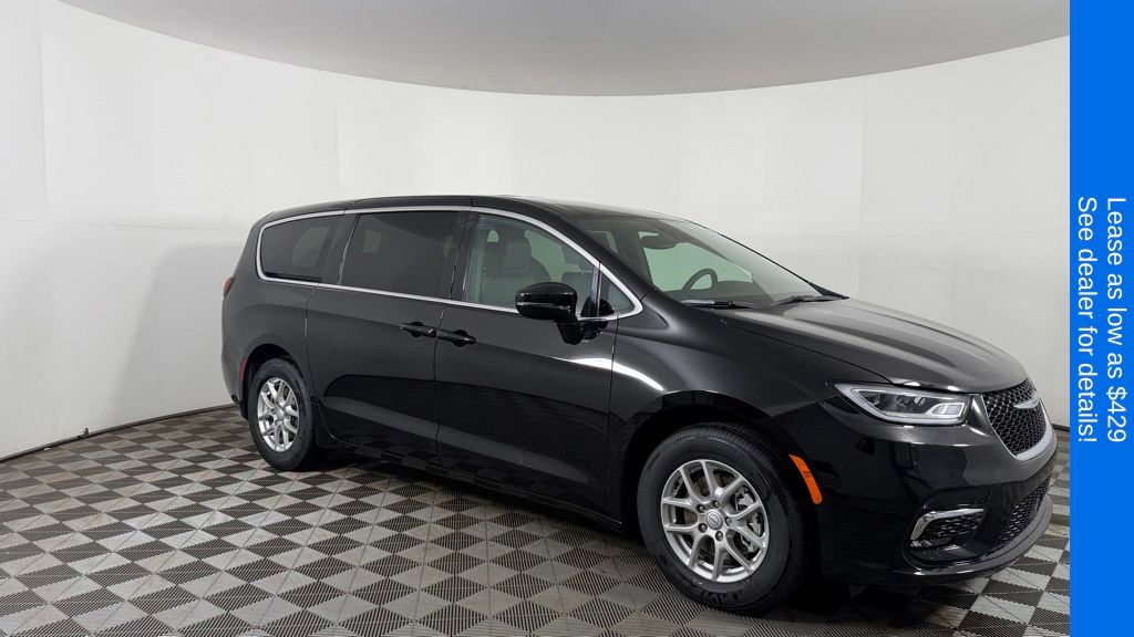 2026 Chrysler Pacifica Select's photo