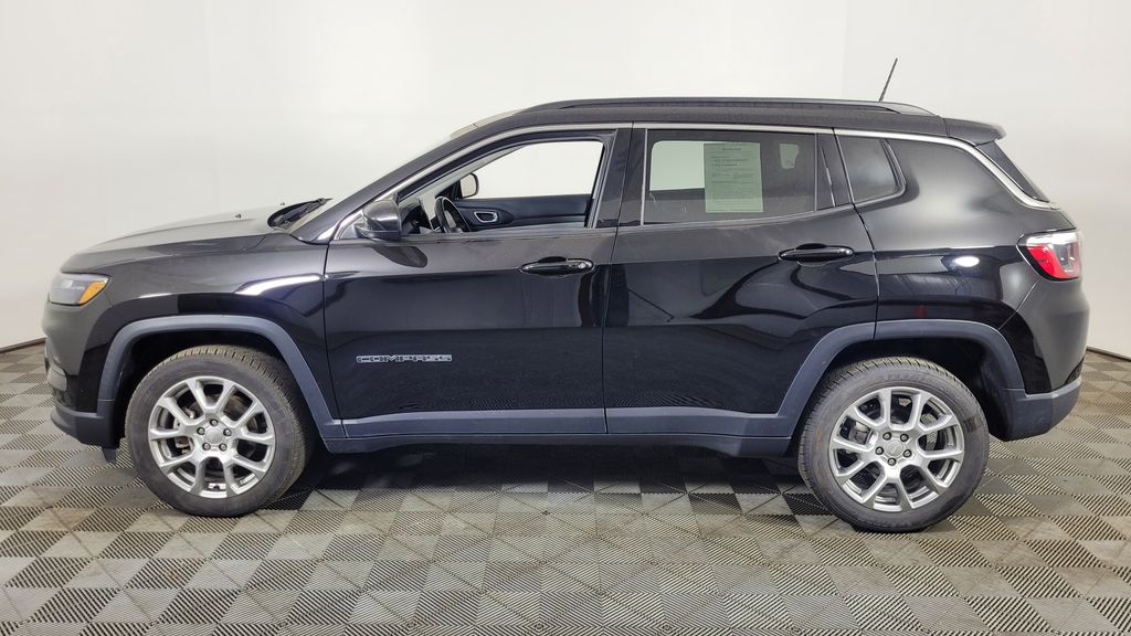 2022 Jeep Compass Latitude Lux photo 2