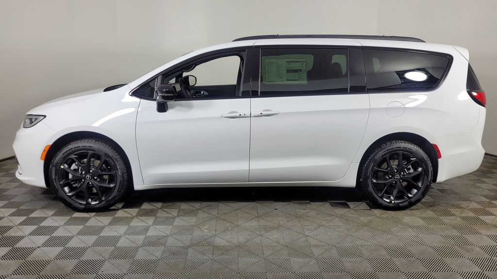 2026 Chrysler Pacifica Limited photo 4