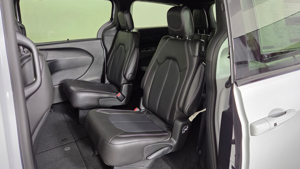 2026 Chrysler Pacifica Select - Photo 30
