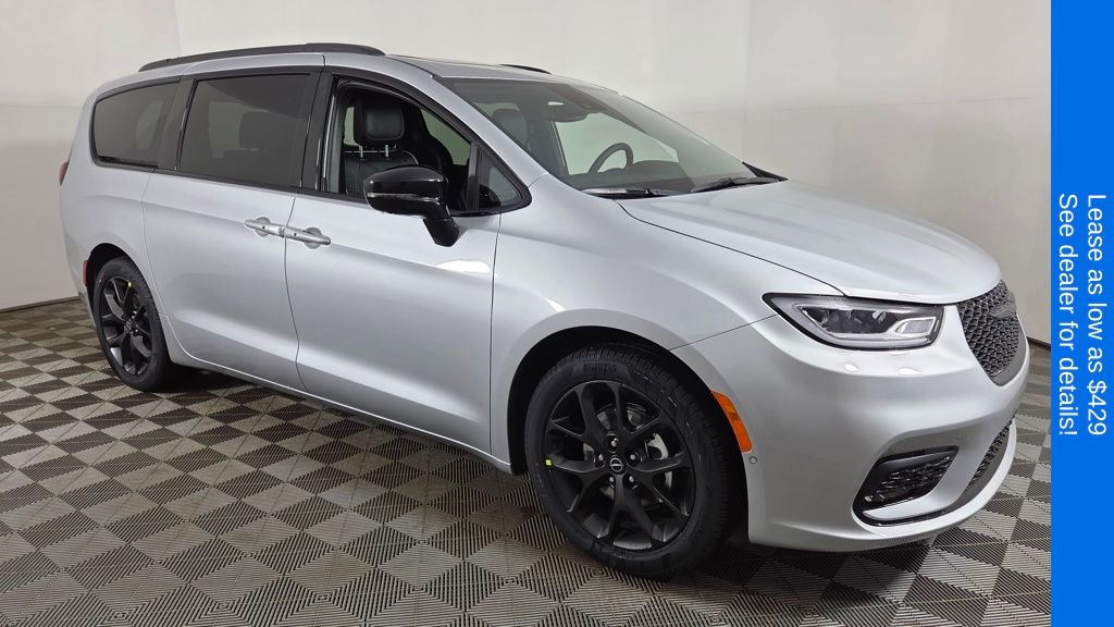 2026 Chrysler Pacifica Limited's photo