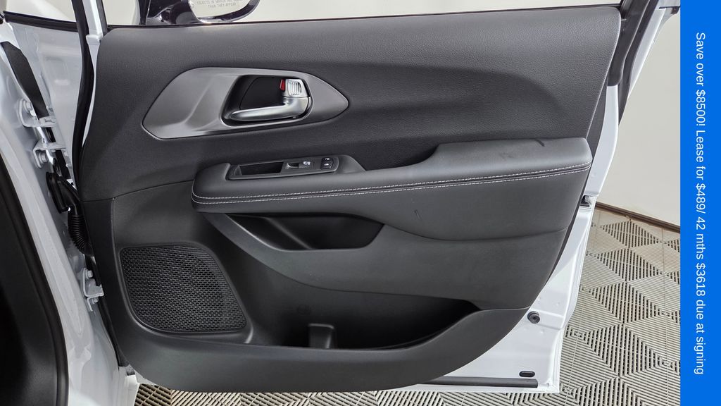 2026 Chrysler Pacifica Select - Photo 37