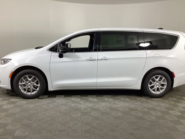 2026 Chrysler Pacifica photo 4