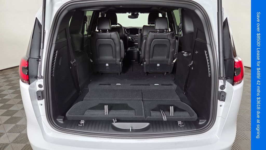 2026 Chrysler Pacifica Select - Photo 11