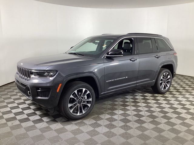 2025 Jeep Grand Cherokee Overland photo 3