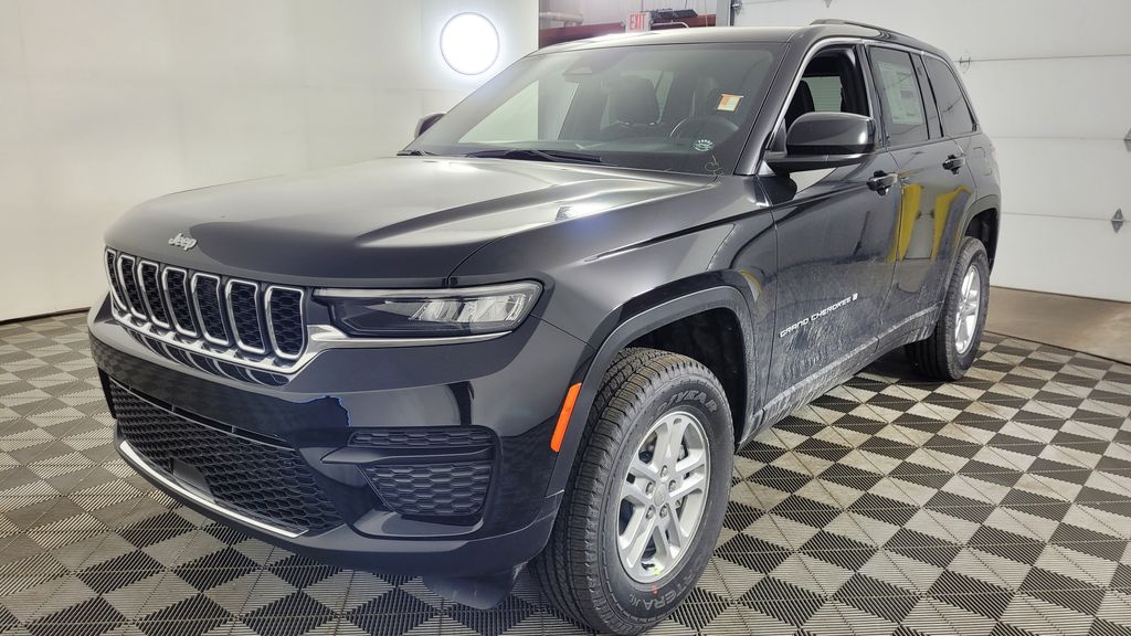 2025 Jeep Grand Cherokee Laredo photo 3