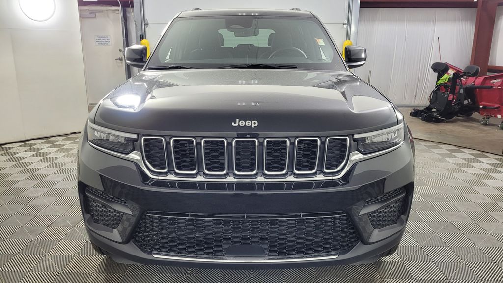 2025 Jeep Grand Cherokee Laredo photo 2